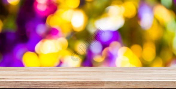 重点布局柔软的含有空木板甲桌的彩色背景用于产品配对显示图片