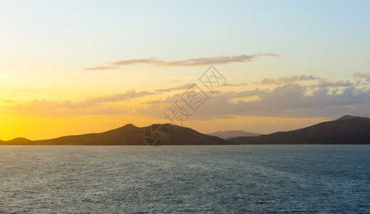 喀里多尼亚松户外日落在南太平洋新喀里多尼亚Noumea的一个海湾上空洋背景
