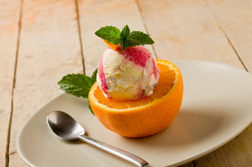 夏天照片甜美的水果冰淇淋加鲜薄荷叶锅樱桃图片