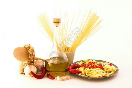 通心粉小麦大蒜橄榄油白底辣椒和的意大利面粉厨房图片