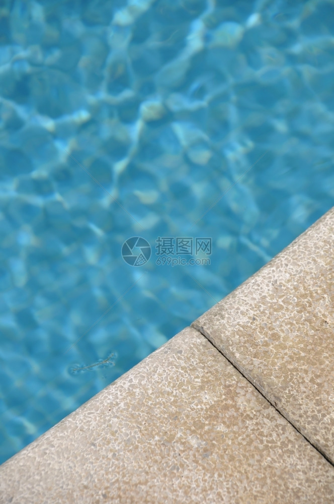 旅游池畔阳光蓝色和充满活力的游泳池边图片