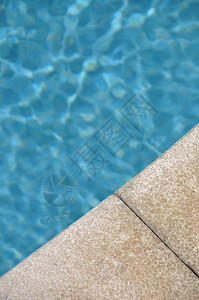 旅游池畔阳光蓝色和充满活力的游泳池边图片