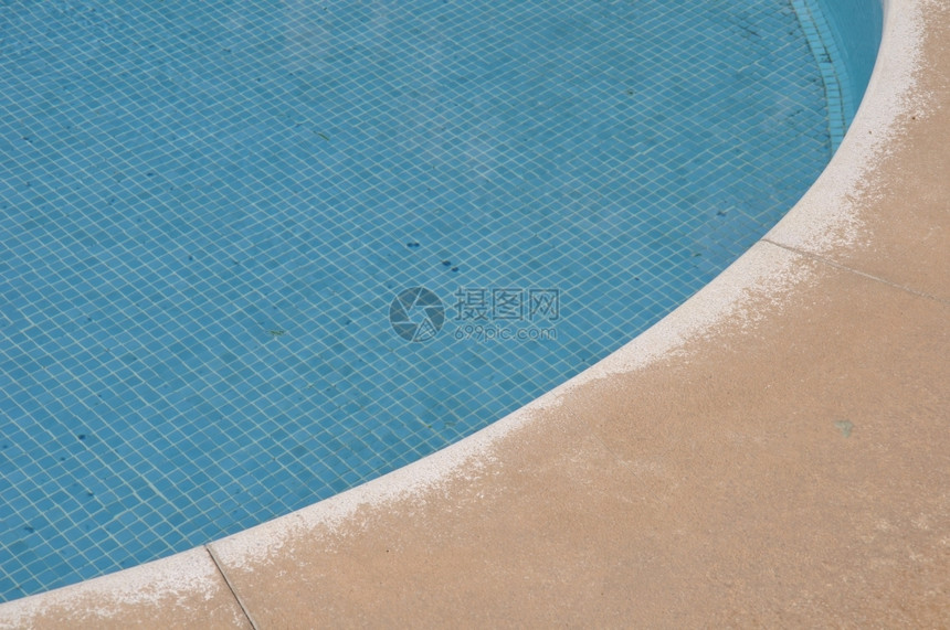 阳光蓝色和充满活力的游泳池边假期享受图片