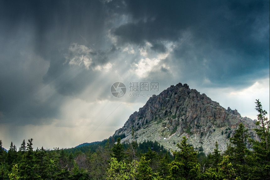 田园诗般的自然悬崖边公园塔加奈峰顶的太阳光线山图片