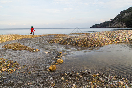 水旅行西拉里奥林波斯古城年轻人在海上奔跑开始图片