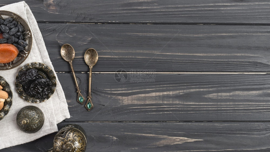 土制金属勺子有干椰葡萄木桌丰富多彩的织物空白图片