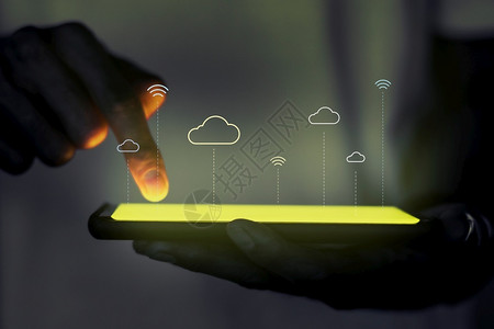 手使用云系统技术的全息投影器屏幕发光的未来派图片