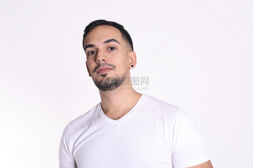 复制空间阳刚之气一个穿着白色T恤的英俊男人肖像看着镜头模型图片