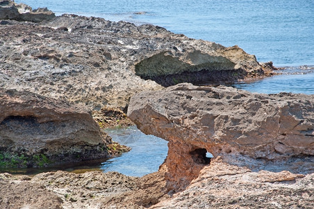 夏天海岸自然沿夏季地貌景观岩桥和结晶蓝色海洋自然沿西班牙图片