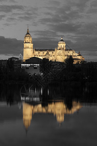 夜晚正面哥特西班牙萨拉曼卡斯蒂利亚和里昂的萨拉曼卡大教堂图片