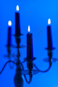 5个蜡烛和阴暗的空气蓝底直射和狭窄的火焰点优质雅图片