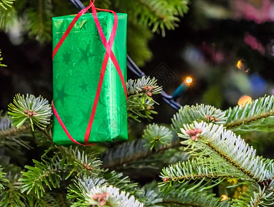 挂在圣诞树上的绿色礼盒背景图片