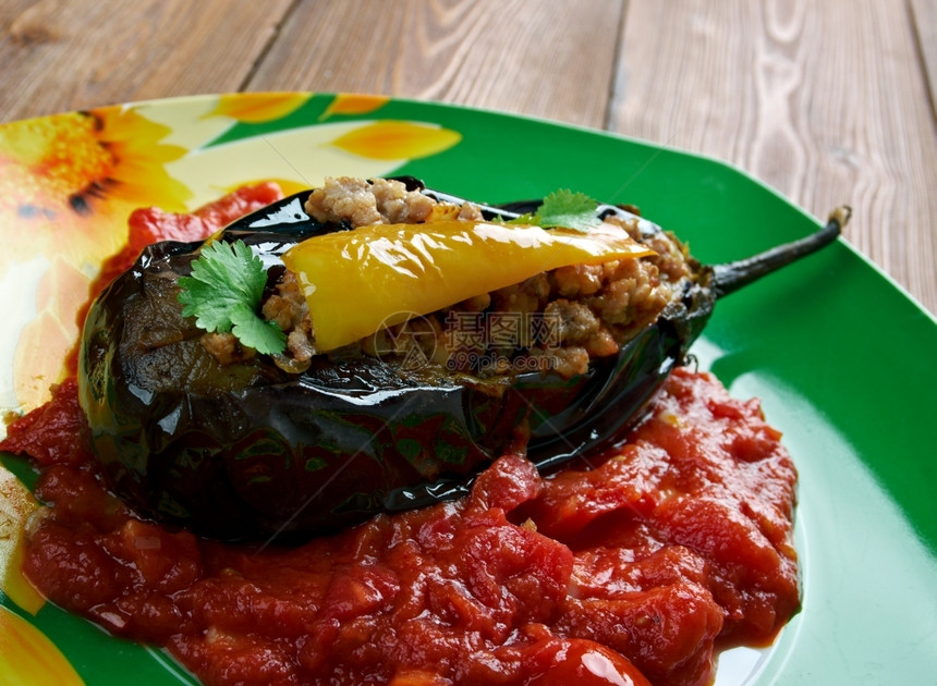 午餐Karnyark土耳其和伊朗菜由茄子和混合洋葱大蒜黑胡椒西红柿鹦鹉和地肉混在一起堆满的茄子黑辣椒柑橘和土肉组成填充煮熟的图片
