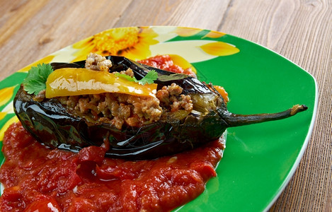 卡西克黑色的美食Karnyark土耳其和伊朗菜由茄子和混合洋葱大蒜黑胡椒西红柿鹦鹉和地肉混在一起堆满的茄子黑辣椒柑橘和土肉组成香菜背景
