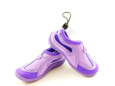 紫色水鞋女孩用在中行走的女化少心服装图片
