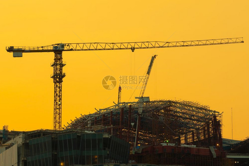 起重机在大楼上晚建造一座高楼地点塔住宅图片