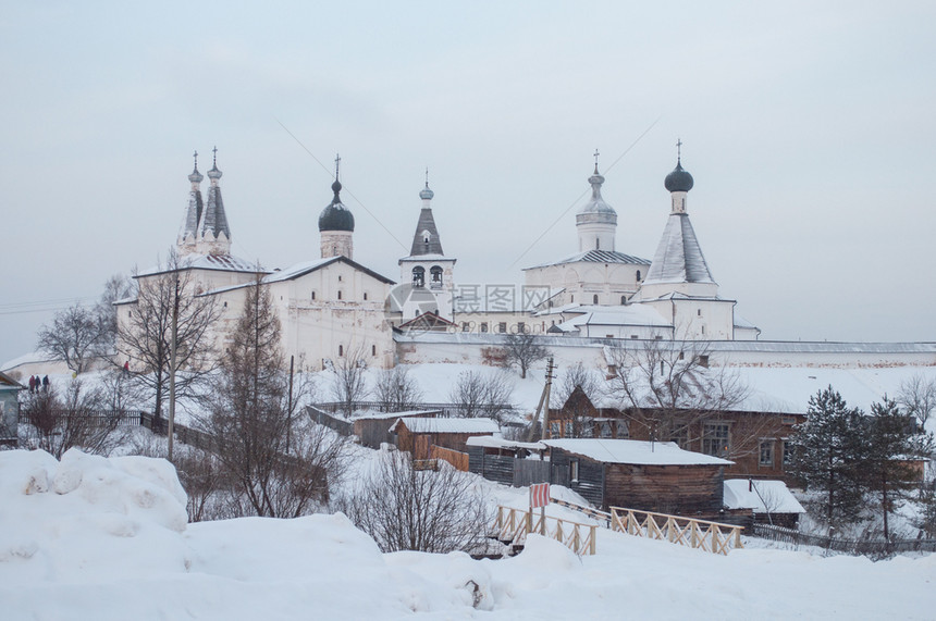 白色的降雪复古FerapontovoVologda地区俄罗斯冬季下雪的古老正统修道院图片
