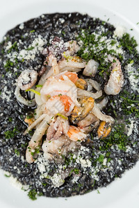 烹饪贝类黑饭有海鲜在餐厅服务西班牙海鲜饭图片