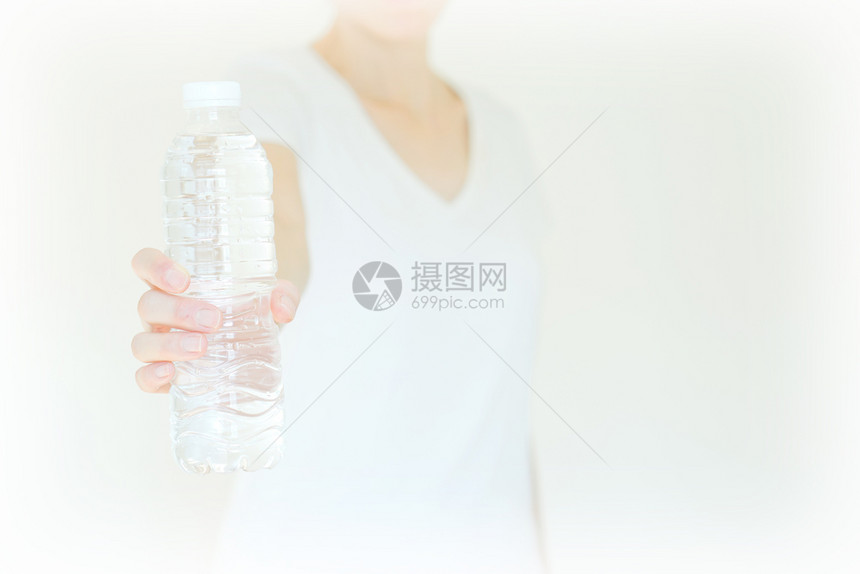 抓住年轻妇女显示瓶水与世隔绝美丽的图片