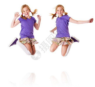 青少年快乐的十几岁少女同双胞胎跳跃欢笑快乐与世隔绝摄影友谊图片