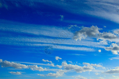 蓝色天空有白云蓝色天空背景的美丽白云夏季天空的白云高度景美丽的图片