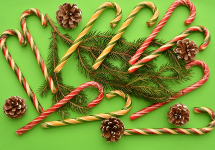 圣诞焦糖或甘蔗一种普通的生菜和卷瓜分枝装饰风格或者礼物图片