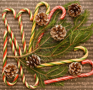 有条纹的明亮美味圣诞焦糖或甘蔗一种普通的生菜和卷瓜分枝图片