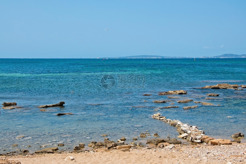 颜色自然沿海夏季景观包括岩层形成和结晶蓝色海洋自然沿夏季风景自然沿海夏季风景天滩图片
