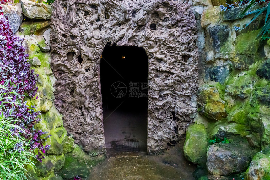 木头窝吓唬一个非常黑暗的洞穴入口万圣节闹鬼隐蔽的概念可怕风景图片