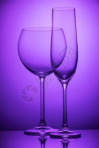 紫色背景的两杯白葡萄酒紫色背景的两杯红酒闪亮的香槟图片