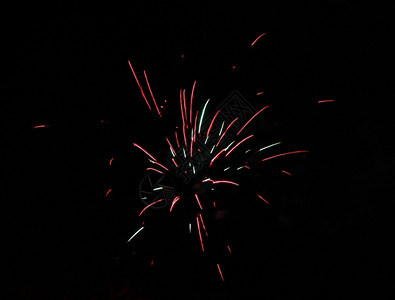 五彩缤纷焰火在黑夜的空中庆祝烟花周年纪念日图片