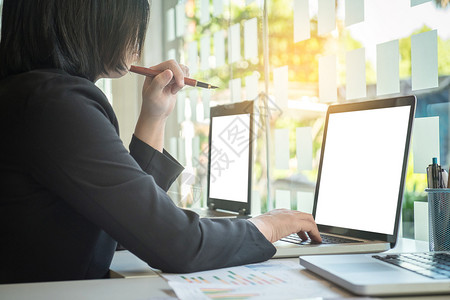 沟通内部的技术在工作场所用笔记本电脑打字的女商人在办公室工作商业概念图片