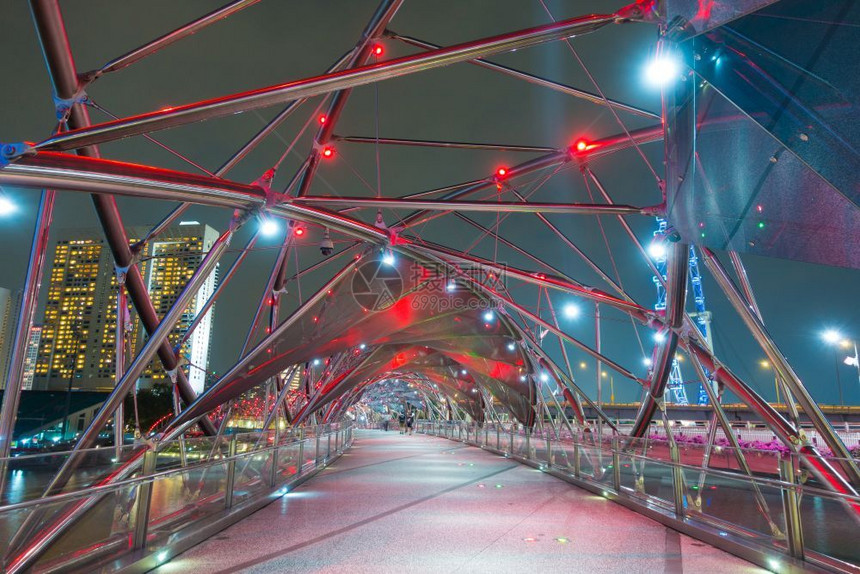 商业结构体新加坡晚上的海利克斯桥在新加坡夜间旅行新加坡夜晚的旅行地标发光图片