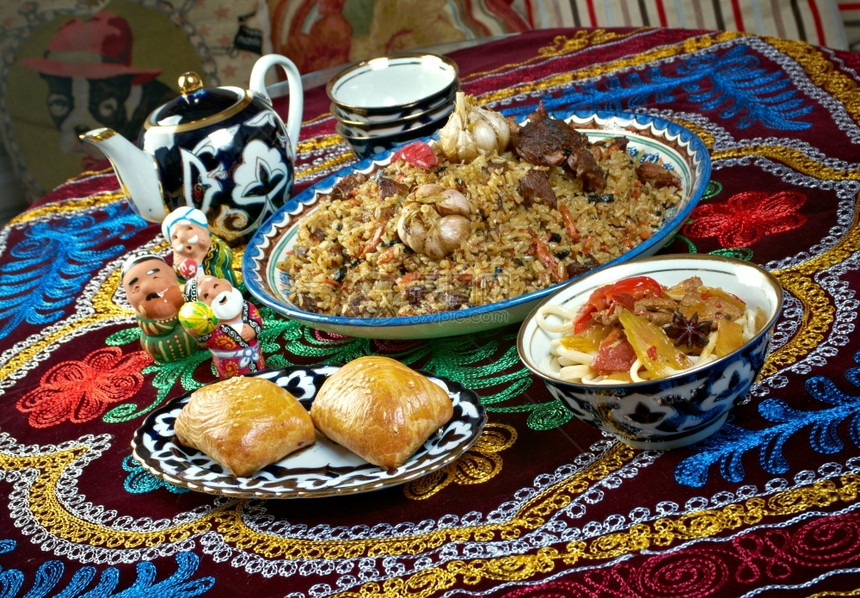 晚餐烹饪品尝中亚菜食洛普拉克曼谢贝和萨姆图片