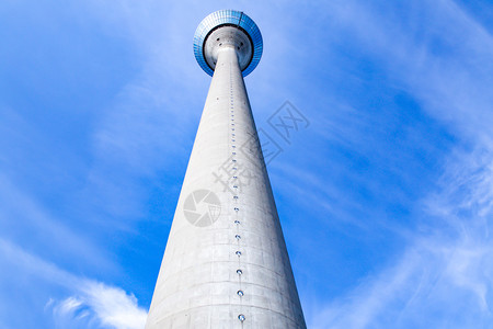 蓝色的沟通著名德国杜塞尔多夫的电视报台Rheinturm图片
