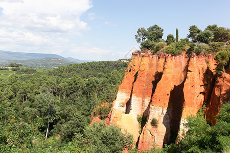 红色的法国普罗旺斯Roussillon村的红色悬崖目地颜图片