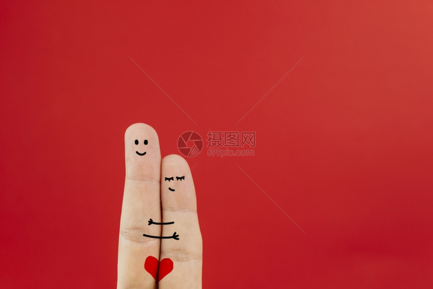 手指艺术情侣拥抱柔软的心木偶欣喜的图片