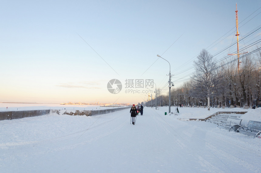 长椅俄罗斯阿尔汉盖克北部德维纳的雪覆盖堤岸步行河图片