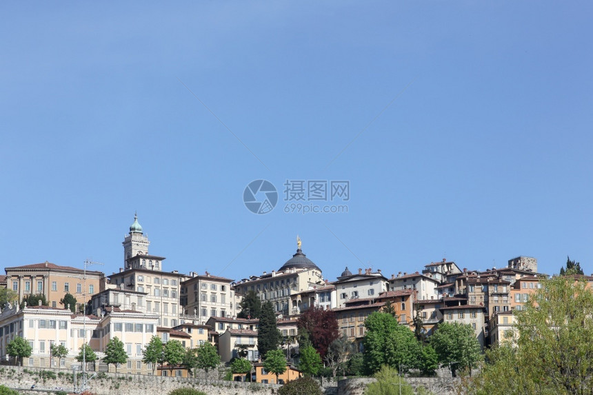 城市景观在意大利的Bergamo上市阿尔塔地标图片