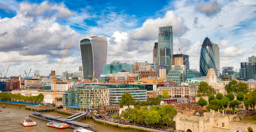 现代的外部城市伦敦现代天线沿着泰晤士河在阳光明媚的一天图片