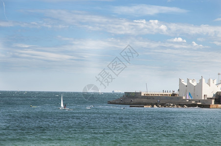 巴塞罗那海滩现在有帆船其中观测天空蓝色的假期图片