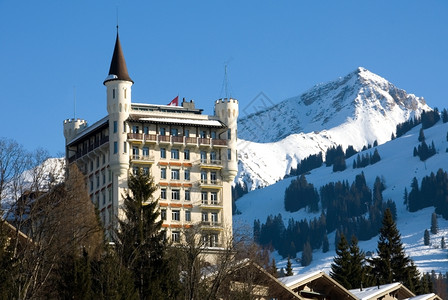 冬天瑞士Gstaad的豪华酒店奢采取高清图片