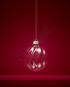 罗纹红色的节日透明亮玻璃圣诞舞会有光反的闪射挂在金弦圣诞装饰喜庆气氛概念上图片