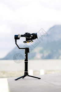 黑色吉姆巴和大理石上的无镜照相机记录动的金属图片