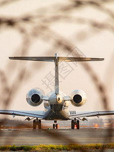 透过铁丝网查看从拉纳卡国际机场起飞的私人喷气式机旅行航班空公司图片