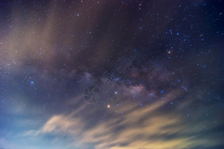 夜晚天空中的银河星空图片