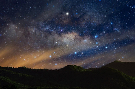 星无限的系银河宇宙中的恒星和空间灰尘长速度黑暗的图片