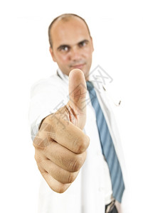 男人专业的白色医生在背景上使用拇指图片