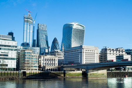 奶酪刨丝器伦敦金融天际与泰晤士河和前方伦敦大桥蓝色的避难所图片