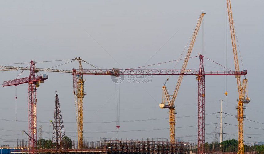 建筑施工中的起重机使用建造大型筑的工作城市程天空图片